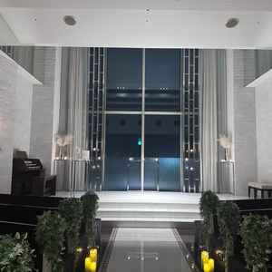 チャペルの前側は白、後側はドレスが映えるよう茶色になっているそうです。