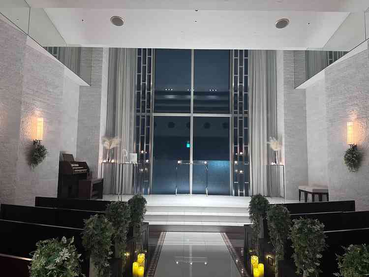 チャペルの前側は白、後側はドレスが映えるよう茶色になっているそうです。