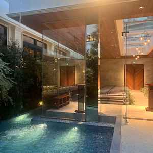 中のガーデンから見た挙式会場の写真。左端に分かりにくいが滝がある。水と木のバランスが良かった。