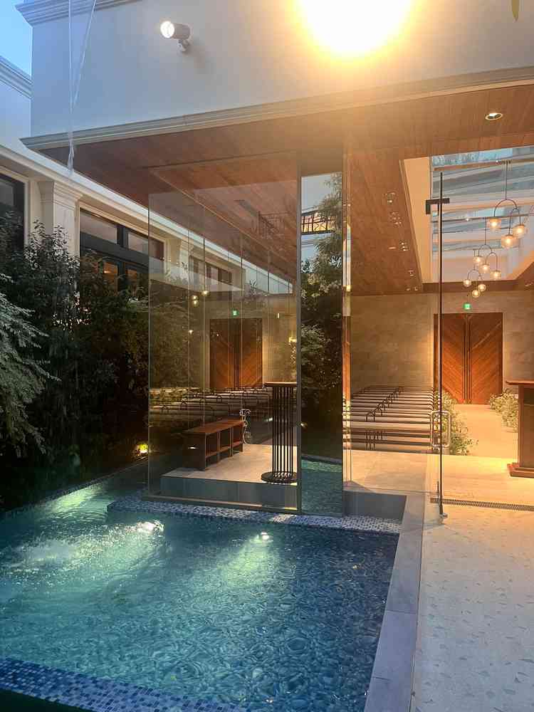 中のガーデンから見た挙式会場の写真。左端に分かりにくいが滝がある。水と木のバランスが良かった。