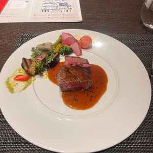 試食会ではメインのお肉を頂きました。シェフの方に仕上げて頂きました。