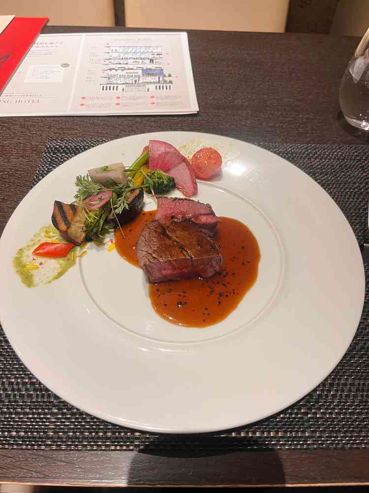 試食会ではメインのお肉を頂きました。シェフの方に仕上げて頂きました。