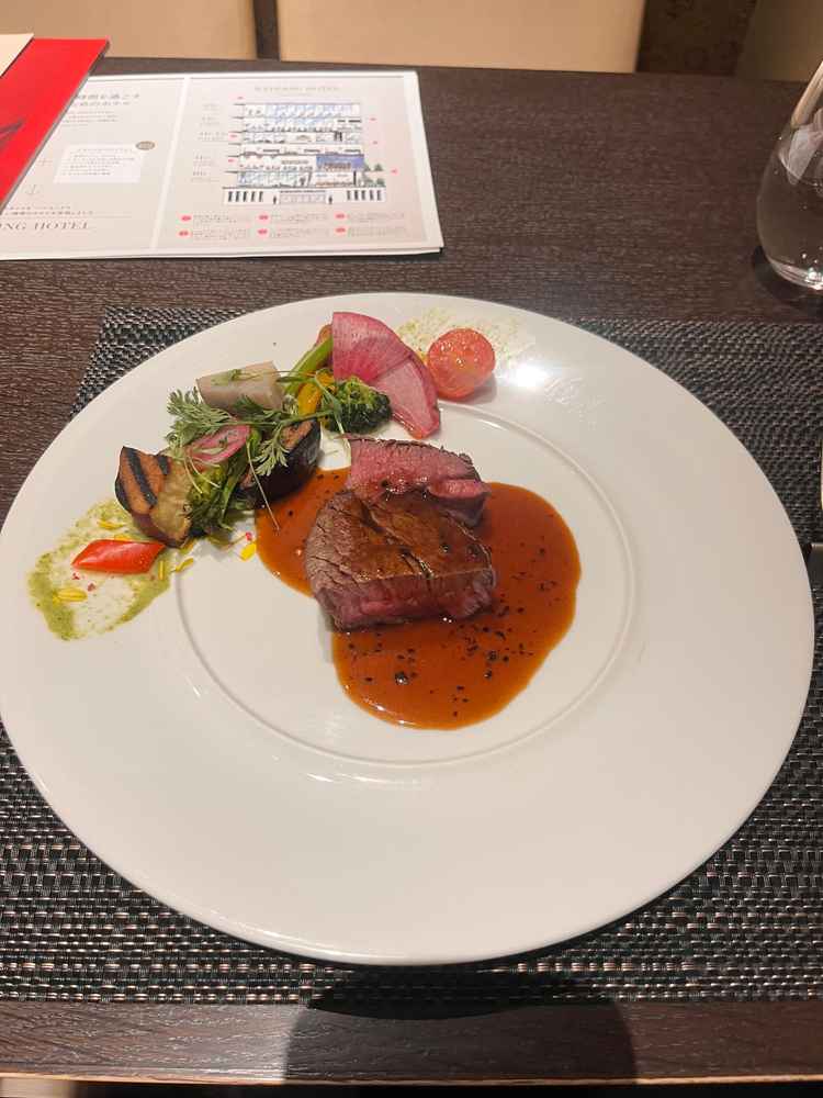 試食会ではメインのお肉を頂きました。シェフの方に仕上げて頂きました。