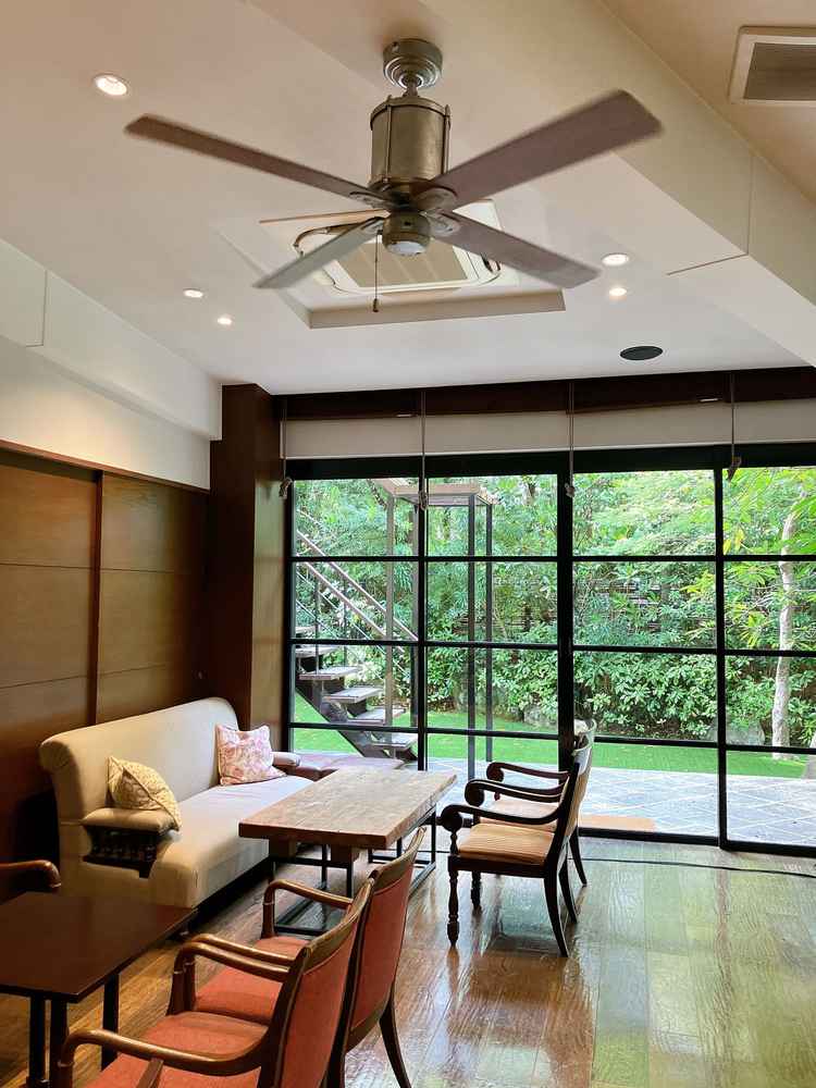 ゲストの待合室からもお庭が見える。