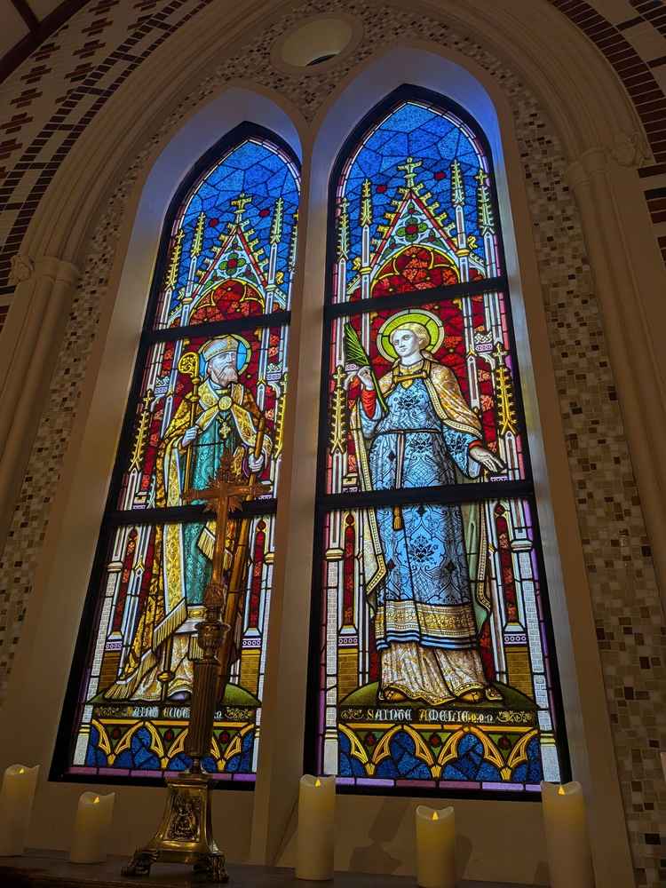 チャペル内、正面や側面のステンドグラス。差し込む自然光が温かみを感じさせる。