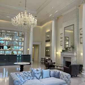 天井がとても高く、高級感と開放感があるロビーでした。シャンデリアがとても綺麗でした。