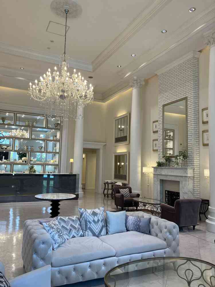 天井がとても高く、高級感と開放感があるロビーでした。シャンデリアがとても綺麗でした。