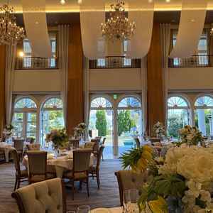 ベネツィアの披露宴会場。ガーデンやリビングスペースと続きになっていて、広々とした開放的な雰囲気。