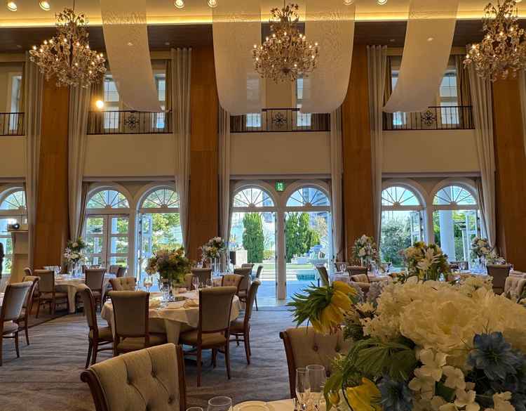 ベネツィアの披露宴会場。ガーデンやリビングスペースと続きになっていて、広々とした開放的な雰囲気。