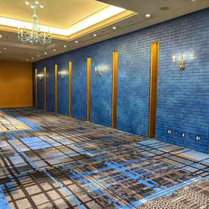 前撮りなど写真撮影が行えるフォトジェニックな青い壁。これ以外にも撮影で素敵な場所が多かったです。