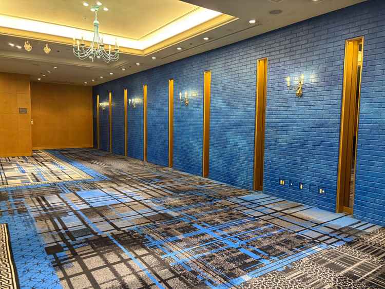 前撮りなど写真撮影が行えるフォトジェニックな青い壁。これ以外にも撮影で素敵な場所が多かったです。