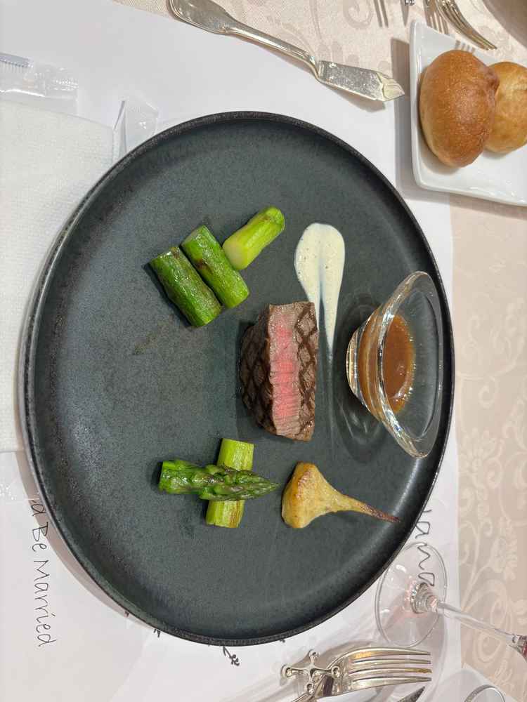 コース料理のメインディッシュ、お肉料理になります。和風ソースを選びました。美味しかったです。