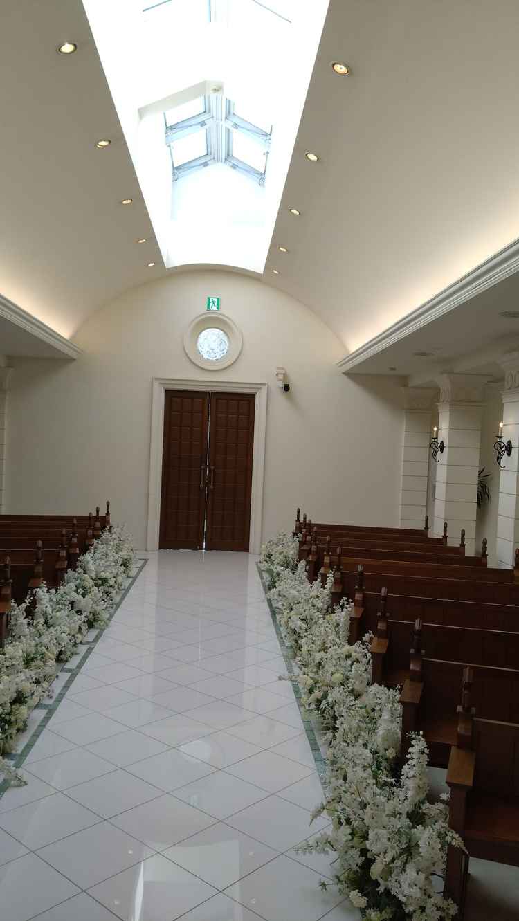 天窓からも光の入るチャペルはとても明るく、空間も広い