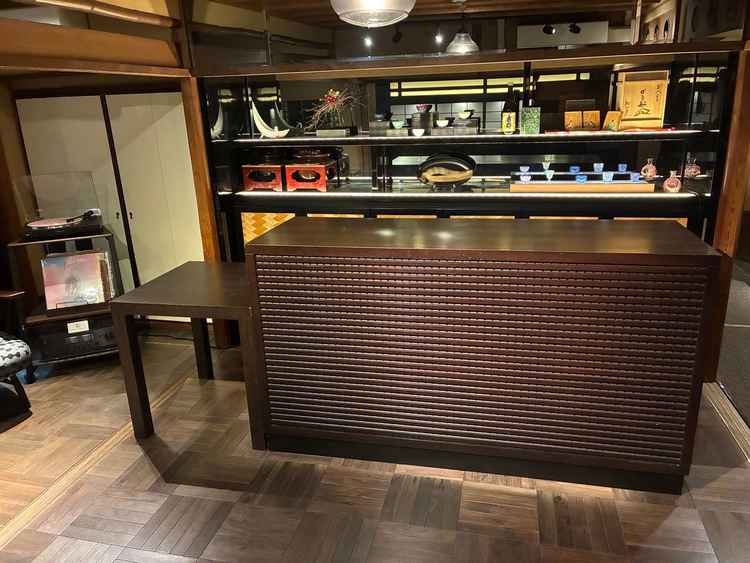 受付に使用するロビーです。和の雰囲気を感じる装飾品もあり落ち着いた雰囲気でした。