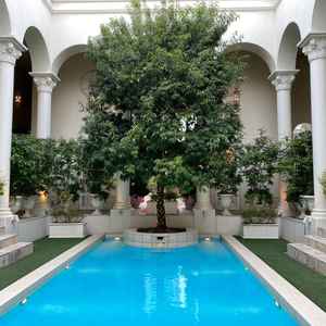 プール付きのガーデンがあり、デザートビュッフェなどを楽しむことができる。