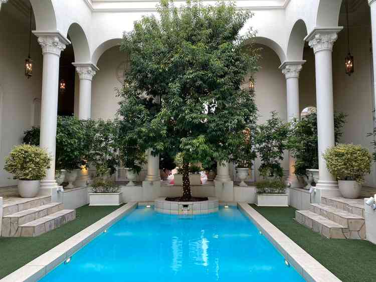 プール付きのガーデンがあり、デザートビュッフェなどを楽しむことができる。