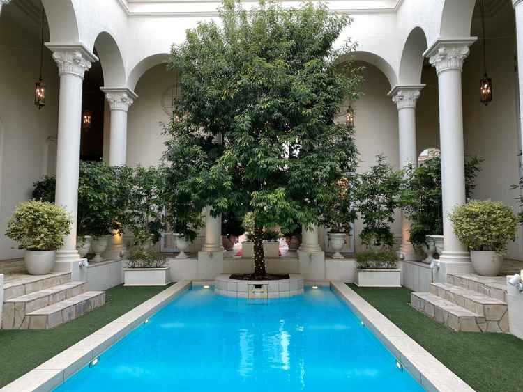 プール付きのガーデンがあり、デザートビュッフェなどを楽しむことができる。