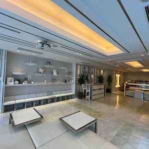 待合室　プロジェクターがありそこで画像や動画を流せる。ガーデンもあり