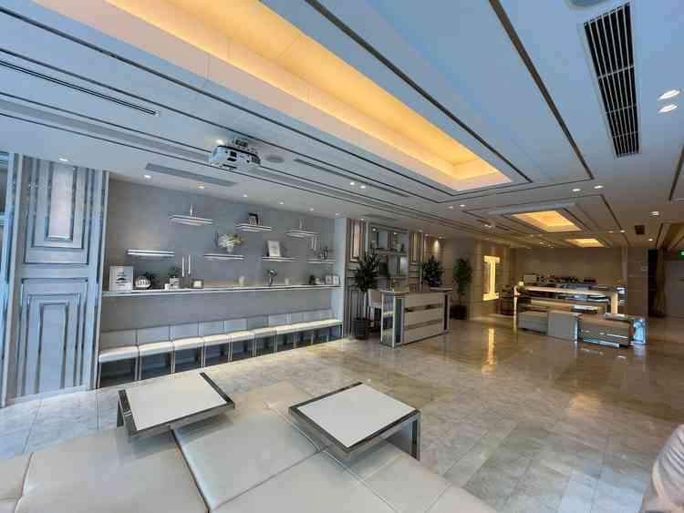 待合室　プロジェクターがありそこで画像や動画を流せる。ガーデンもあり