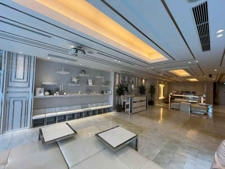 待合室　プロジェクターがありそこで画像や動画を流せる。ガーデンもあり