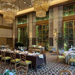 新郎新婦席の後ろの緑がとてもお洒落な空間でした。オープンキッチンもとても良かったです。