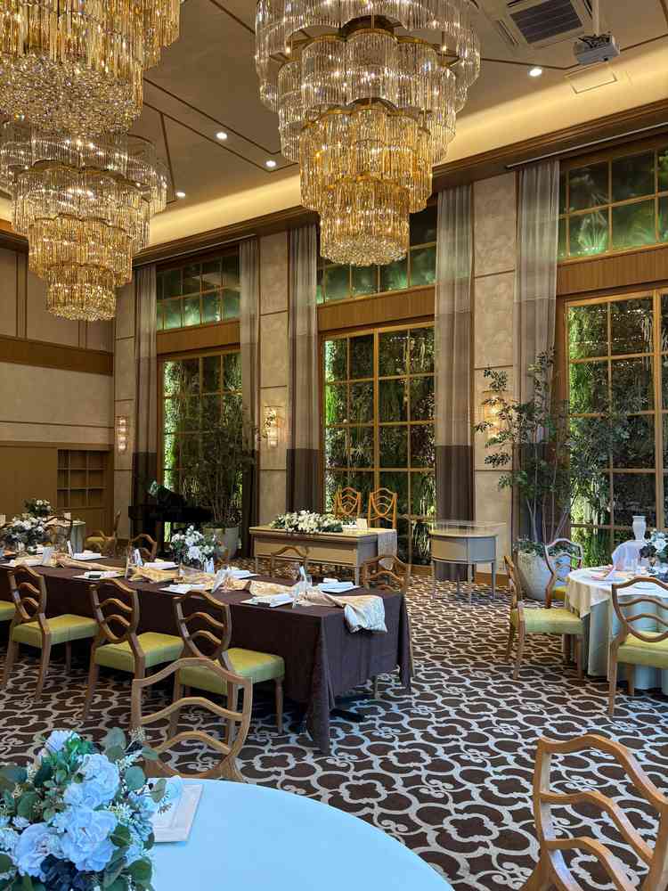 新郎新婦席の後ろの緑がとてもお洒落な空間でした。オープンキッチンもとても良かったです。