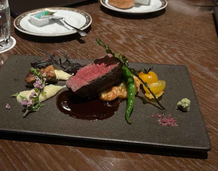 試食させていただいたお肉料理です。お花が使われていたり、盛り付けもおしゃれで楽しめました。