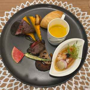 試食会での料理の写真。お肉がとても柔らかく、トリュフソースとの相性が抜群で美味しかったです。