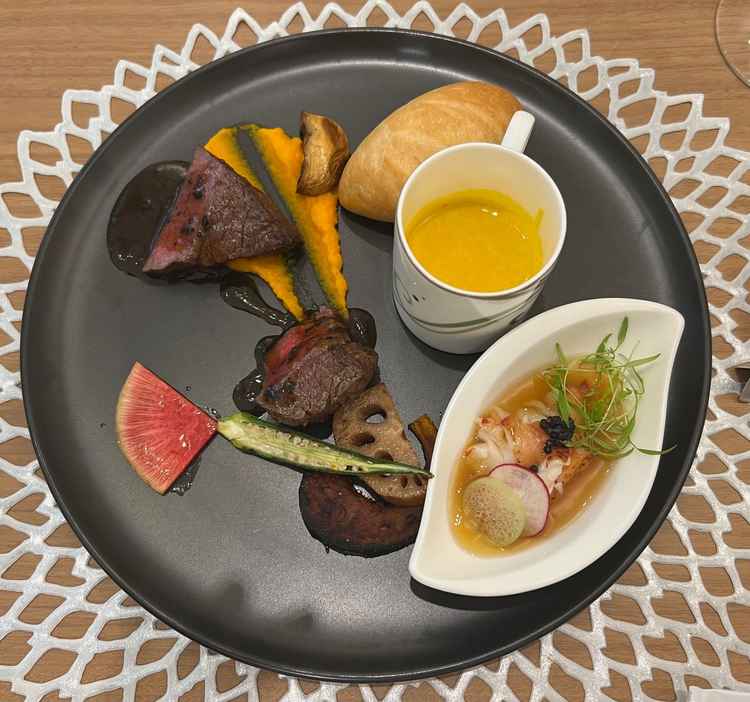 試食会での料理の写真。お肉がとても柔らかく、トリュフソースとの相性が抜群で美味しかったです。