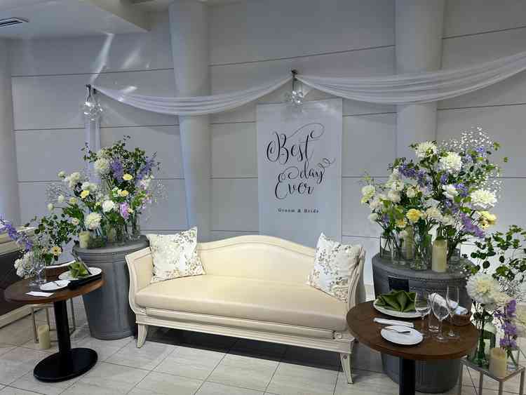 披露宴会場の自分たちが座る席です。最近はソファ席が新郎新婦と身近に感じるとの事で流行ってるそうです。