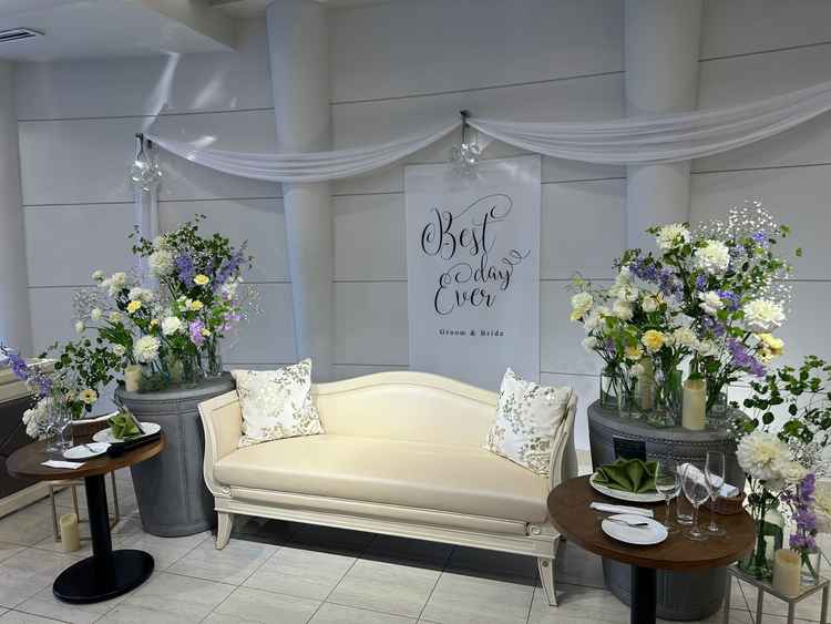 披露宴会場の自分たちが座る席です。最近はソファ席が新郎新婦と身近に感じるとの事で流行ってるそうです。