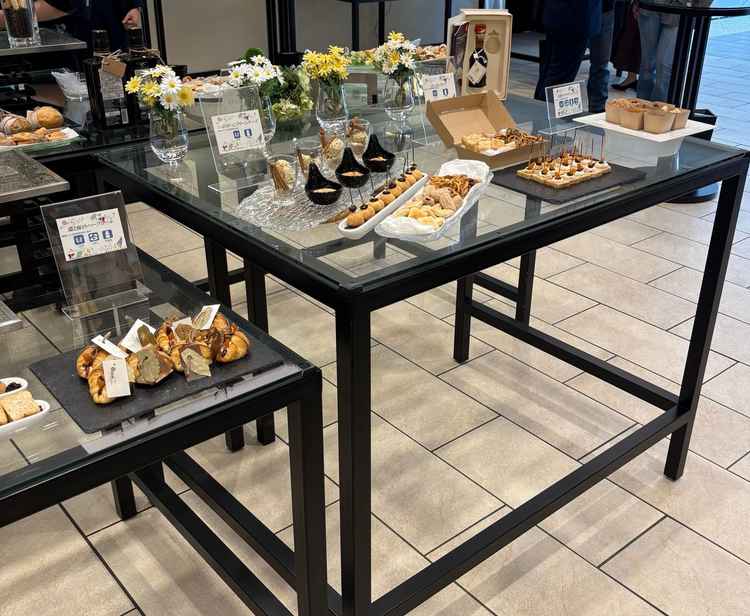 ウェルカムパーティーで出されるお食事の写真。