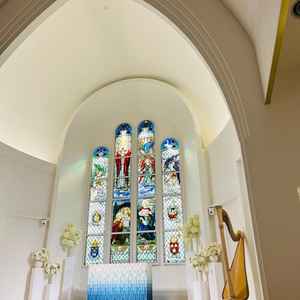 ステンドグラスと青いバージンロード