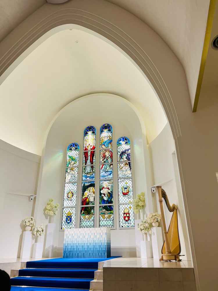 ステンドグラスと青いバージンロード