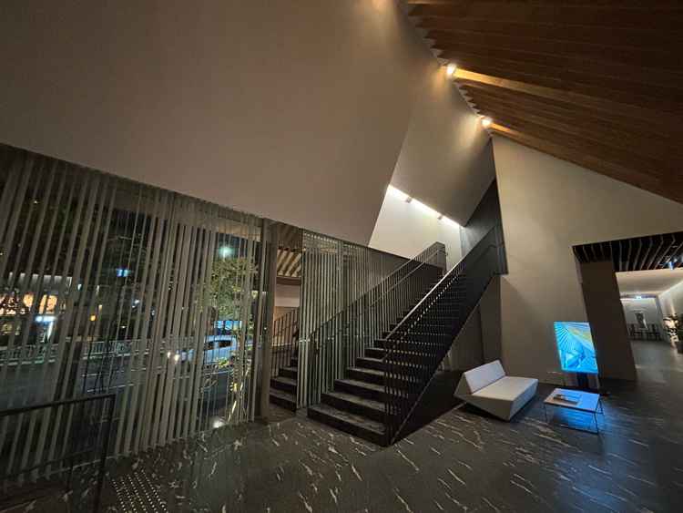 入り口の部分です。夜になるとシックな感じになり雰囲気がとてもよかった。ギラついた感じではなく、落ち着