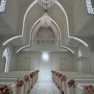 天井も高く白を基調としている為、お花の色が際立ち、とても映えていて素敵なチャペルだと感じました。