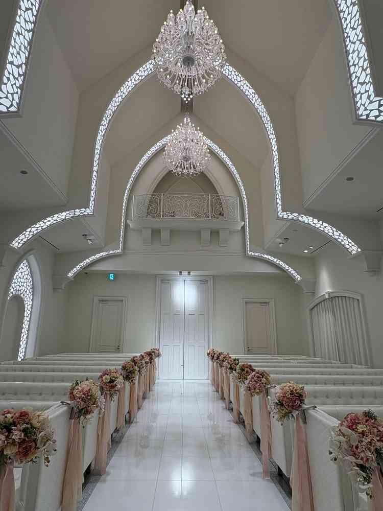 天井も高く白を基調としている為、お花の色が際立ち、とても映えていて素敵なチャペルだと感じました。