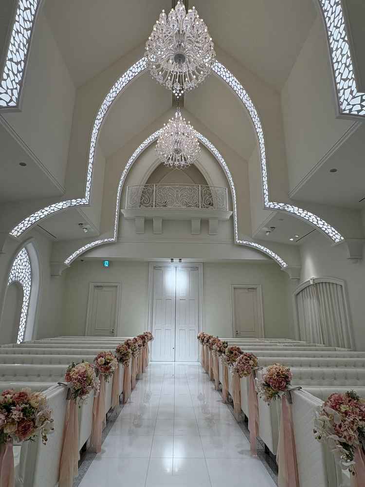 天井も高く白を基調としている為、お花の色が際立ち、とても映えていて素敵なチャペルだと感じました。