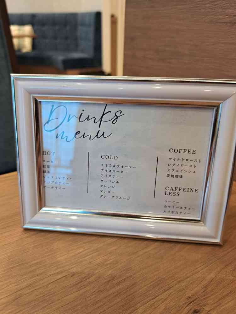 話を聞きながら頼めるドリンク一覧です。シロップを炭酸で割るものでした。