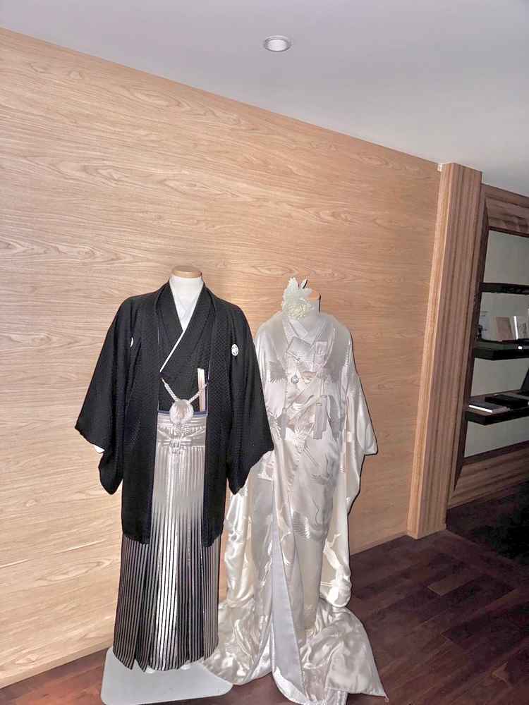 和装も洋装も飾られていた。和装での結婚式を考えていないが、和装に特化した披露宴会場もあった。