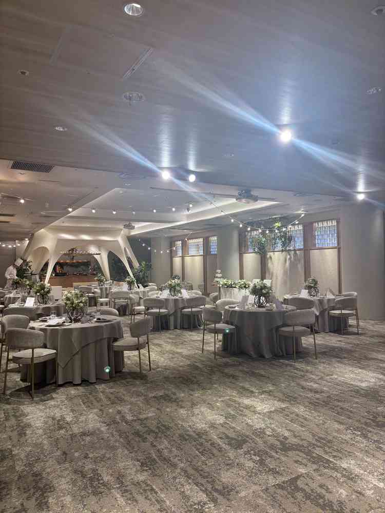 グランピング型披露宴会場。シェフが目の前で調理してくれる。ゲストと距離が近いく食べながら会話できる。