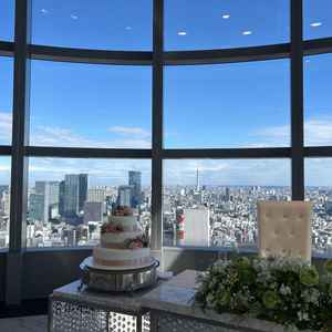 披露宴会場にあるウェディングケーキのサンプル。ケーキ越しのスカイツリーも可愛いです！