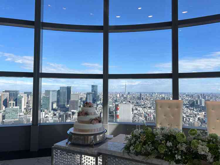 披露宴会場にあるウェディングケーキのサンプル。ケーキ越しのスカイツリーも可愛いです！