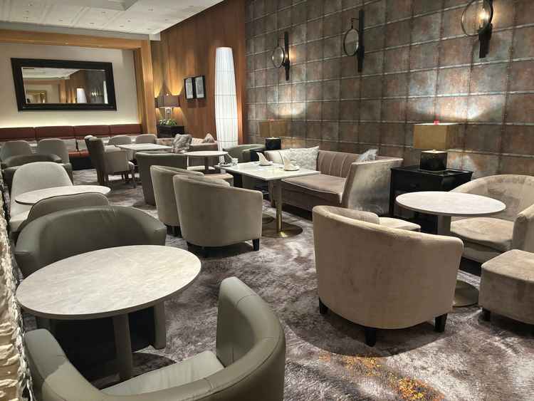 ゲストの待合スペースはソファーでゆっくり座れます