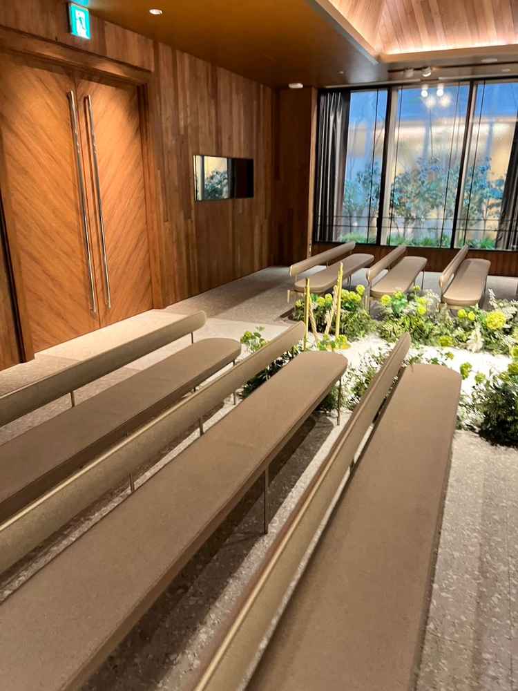 チャペル後方の写真。ゲスト椅子も長いため、広々と着席することができる。