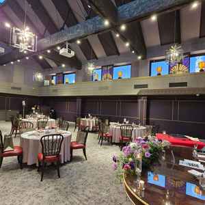 洋風の披露宴会場も完備しており、人数に合わせたレイアウトが可能。