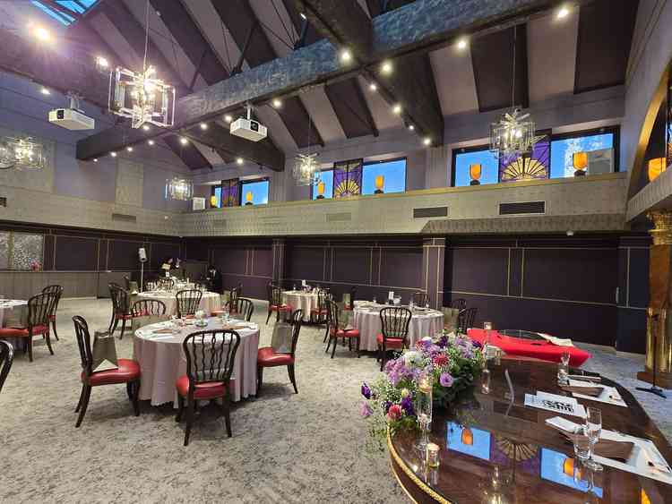 洋風の披露宴会場も完備しており、人数に合わせたレイアウトが可能。