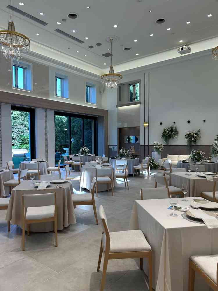 リニューアルしたてのパーティ会場。天井も高く素敵でした！