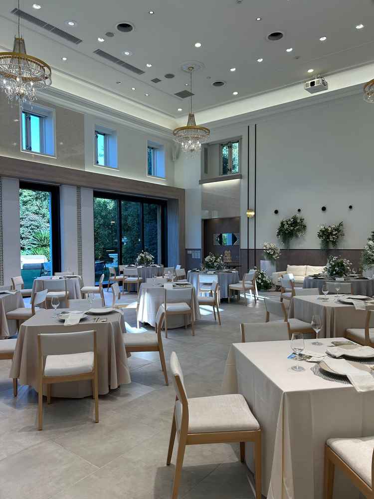 リニューアルしたてのパーティ会場。天井も高く素敵でした！