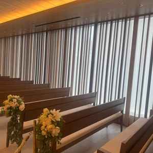 チャペルのガラス面。隣のビルが近いが、レースカーテンで光を取り入れながら隠すことができる。